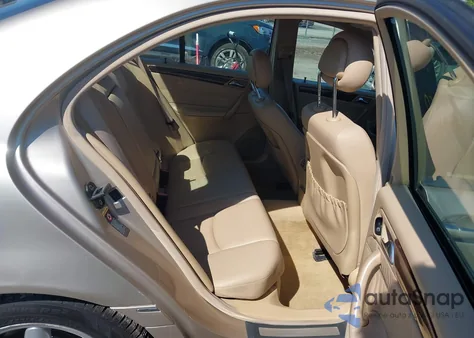 2004 Mercedes-Benz C 240 4Matic z USA, uszkodzony, nr VIN WDBRF81J54F456928